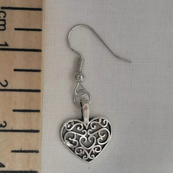 Retro Hollow Out Heart Shaped Earrings - Picture 2 of 7